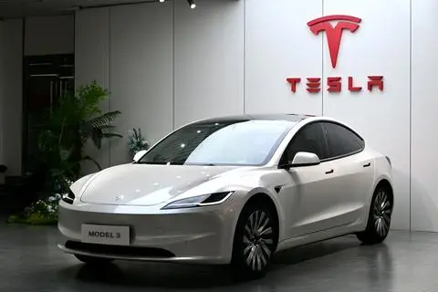 Tesla Model 3 2023 — фото 1