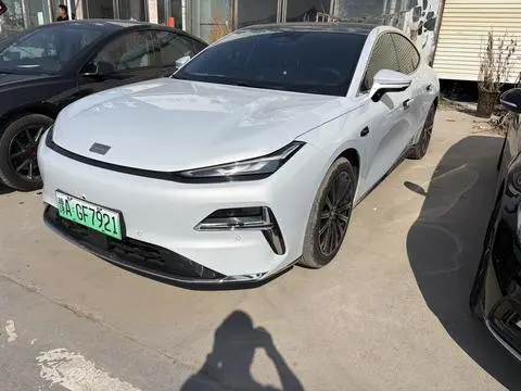 Geely 星耀8 PHEV 2025 — фото 1
