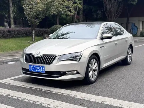 Skoda Superb 2018 — фото 1