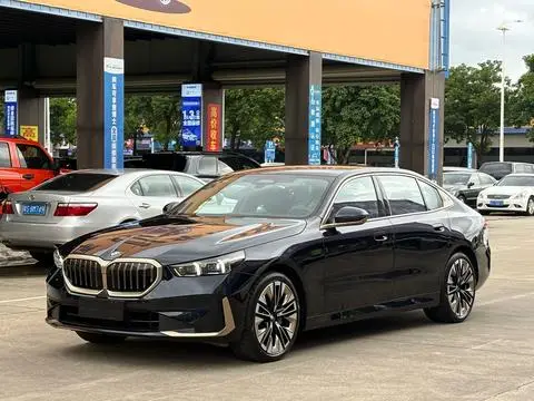 BMW 5 Series 2024 — фото 1