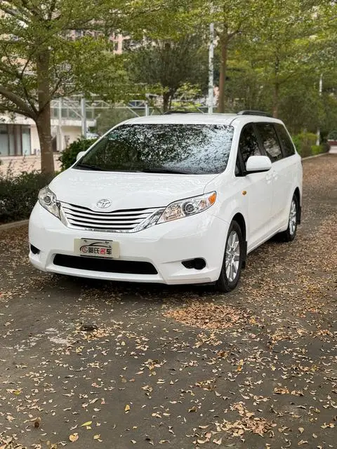 Toyota SIENNA 2015 — фото 1