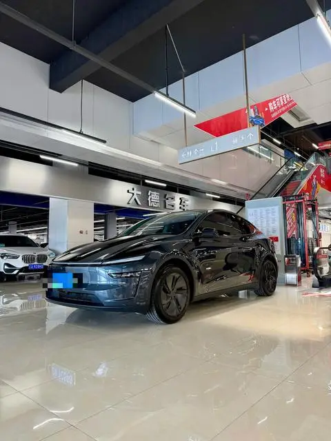 Tesla Model Y 2025