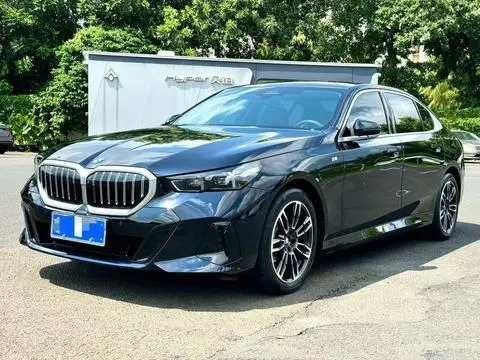 BMW 5 Series 2025 — фото 1