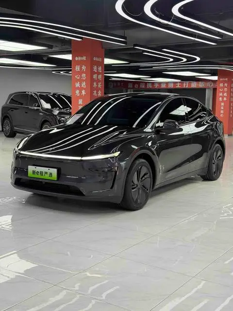 Tesla Model Y 2025
