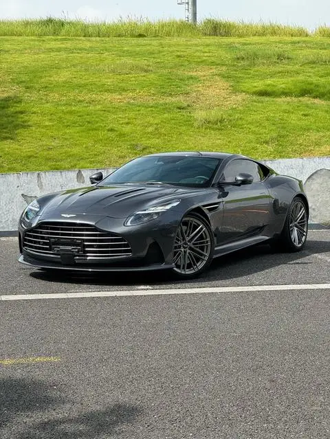 Aston Martin DB12 2024 — фото 1