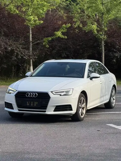Audi A4L 2017 — фото 1