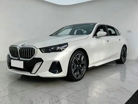 BMW 5 Series 2025 — фото 1
