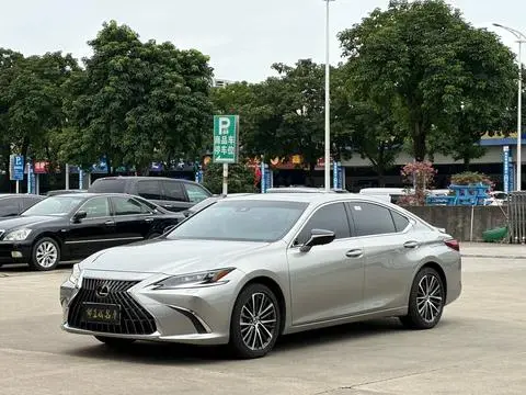 Lexus ES 2022 — фото 1