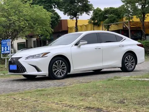 Lexus ES 2022