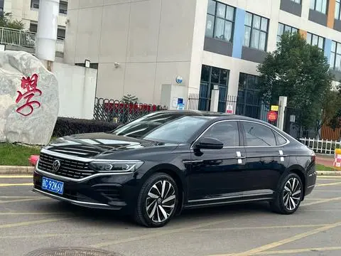 Volkswagen Passat 2022 — фото 1