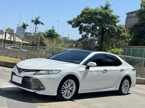 Toyota Camry 2019 — фото 1