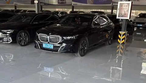 BMW 5 Series 2025 — фото 1
