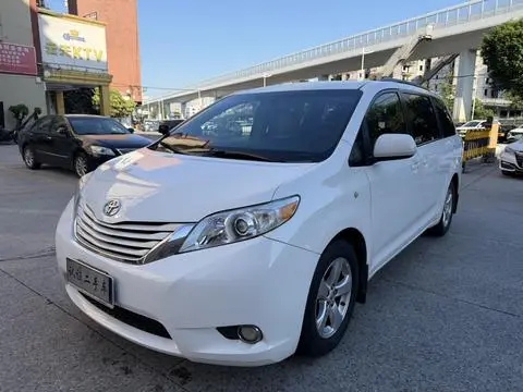 Toyota SIENNA 2018 — фото 1