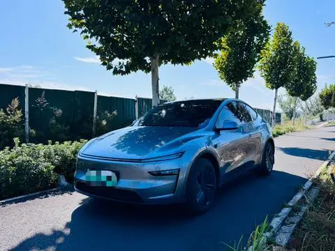 Tesla Model Y 2025 — фото 1