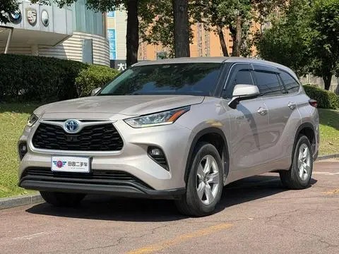 Toyota Highlander 2022 — фото 1