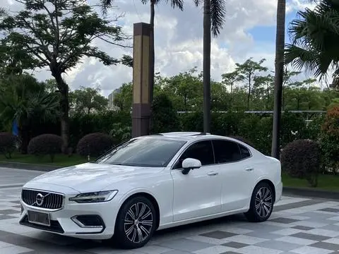 Volvo S60 2022 — фото 1
