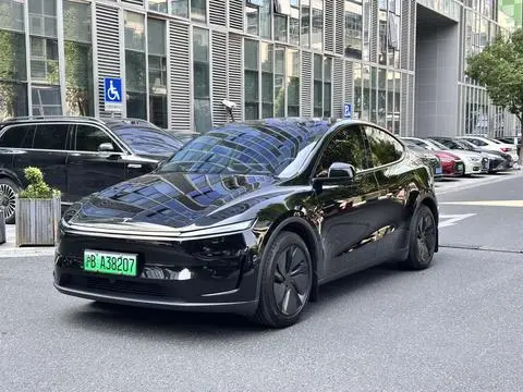 Tesla Model Y 2025 — фото 1