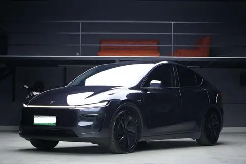 Tesla Model Y 2025 — фото 1