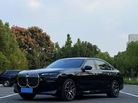 BMW i7 2023 — фото 1