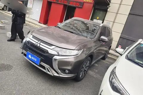 Mitsubishi 欧蓝德 2020 — фото 1