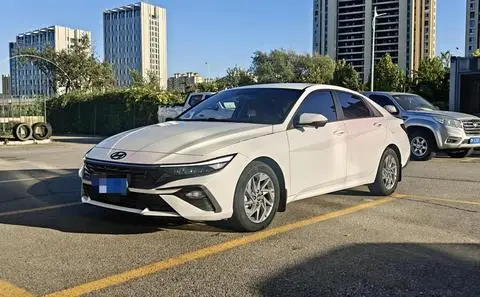 Hyundai Elantra 2023 — фото 1