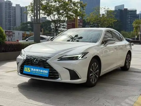 Lexus ES 2025