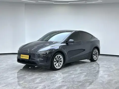 Tesla Model Y 2025