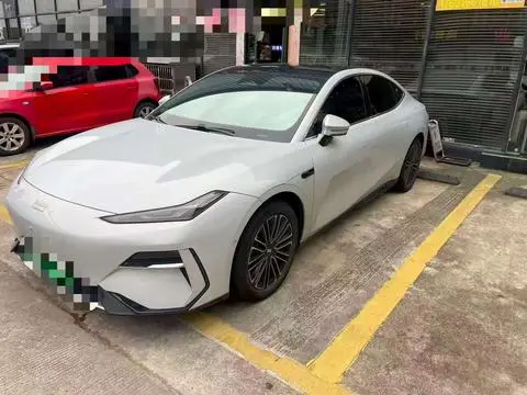 Geely E8 2025