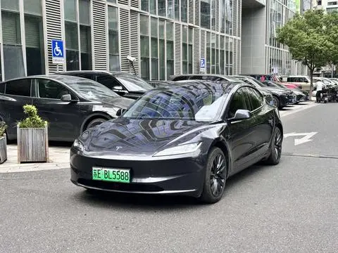 Tesla Model 3 2025 — фото 1
