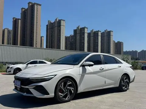 Hyundai Elantra 2023 — фото 1