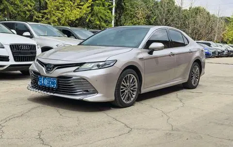 Toyota Camry 2019 — фото 1