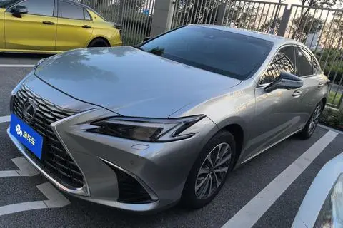Lexus ES 2025