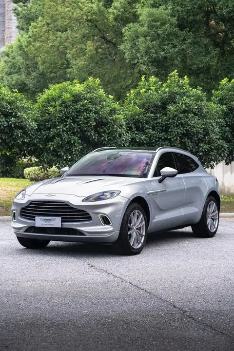 Aston Martin DBX 2024