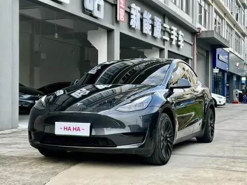 Tesla Model Y 2024