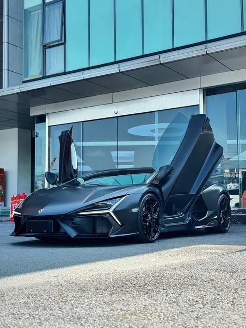 Lamborghini Revuelto 2023