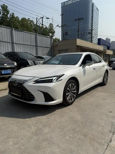 Lexus ES 2025