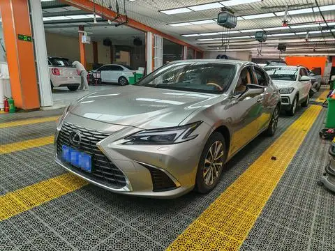 Lexus ES 2025