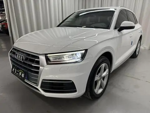 Audi Q5L 2020 — фото 1