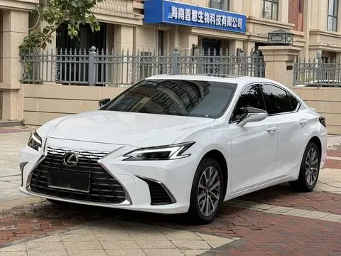 Lexus ES 2025
