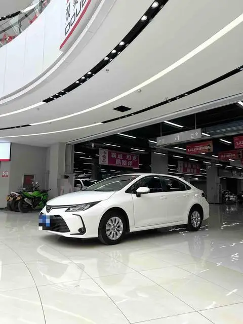 Toyota Corolla 2023 — фото 1