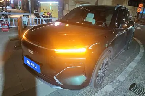 Geely 星舰7 EM-i 2025 — фото 1