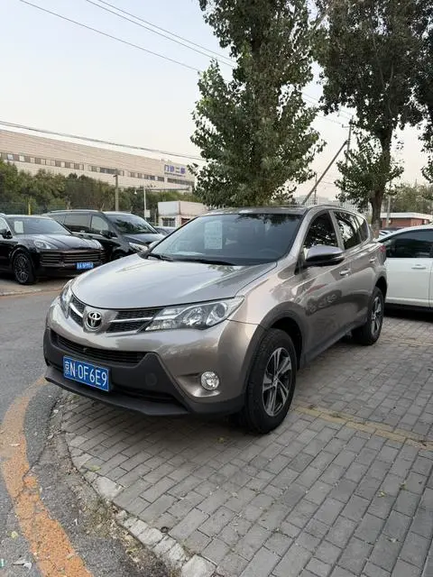 Toyota RAV4 2015 — фото 1
