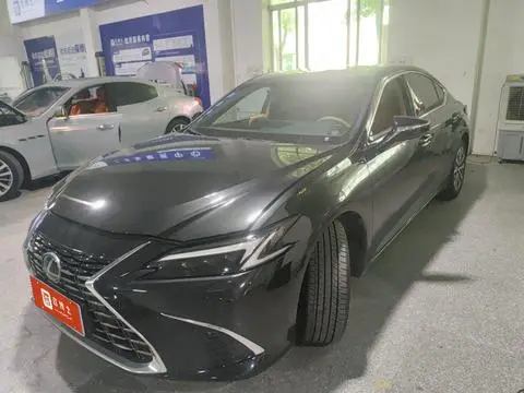 Lexus ES 2025