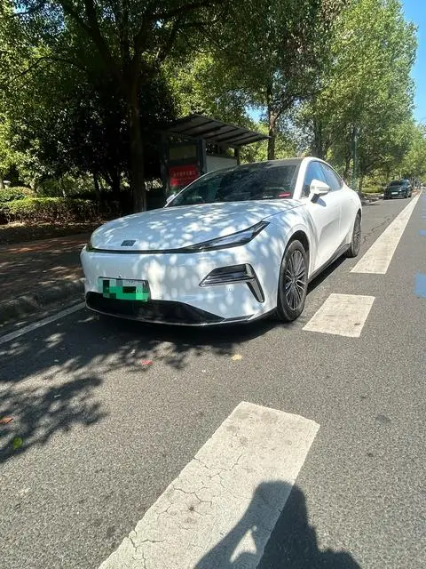 Geely 星耀8 PHEV 2025