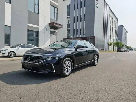 Volkswagen PassatPHEV 2025
