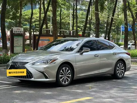 Lexus ES 2022 — фото 1