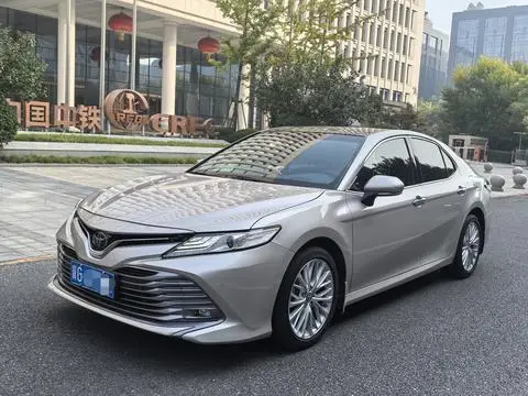 Toyota Camry 2019 — фото 1