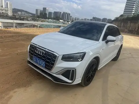 Audi Q2L 2022 — фото 1