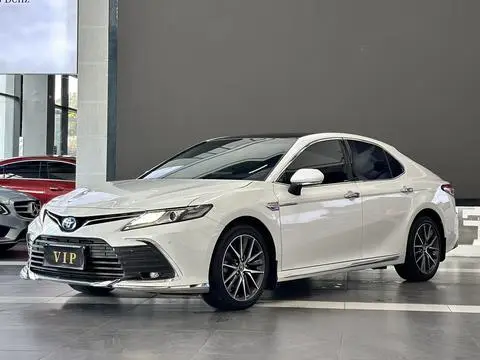 Toyota Camry 2023 — фото 1