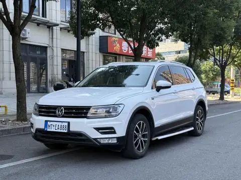 Volkswagen Tiguan L 2018 — фото 1
